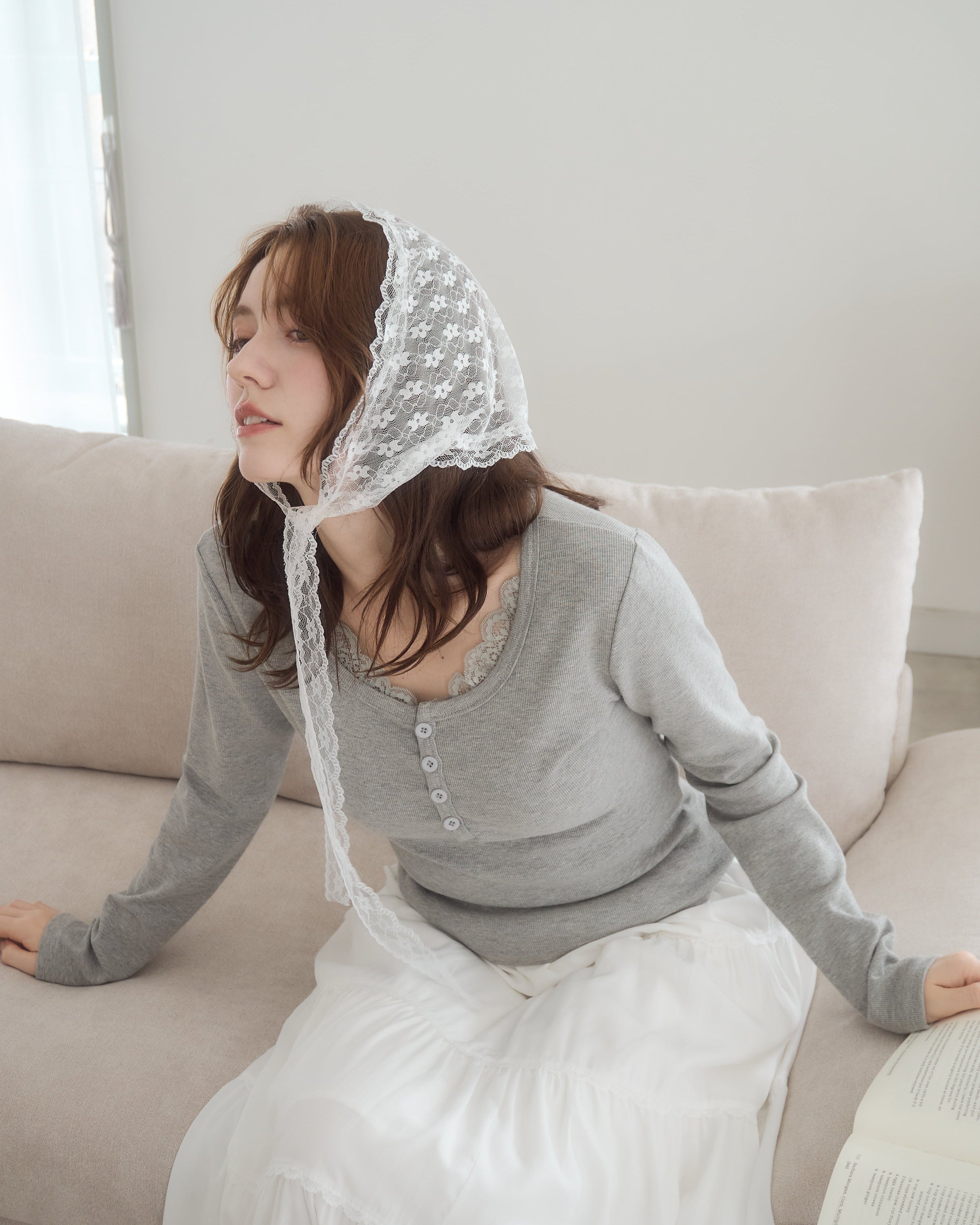 花邊亨利脖子上衣
