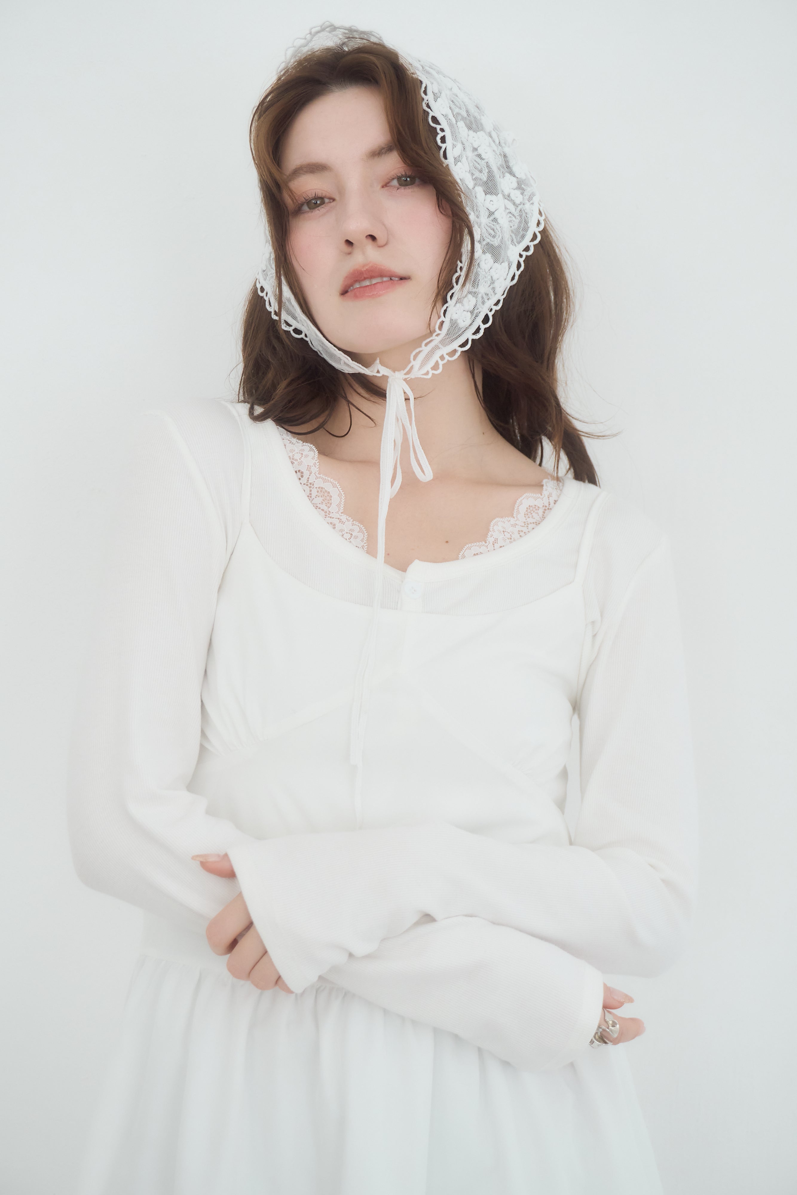 花邊亨利脖子上衣