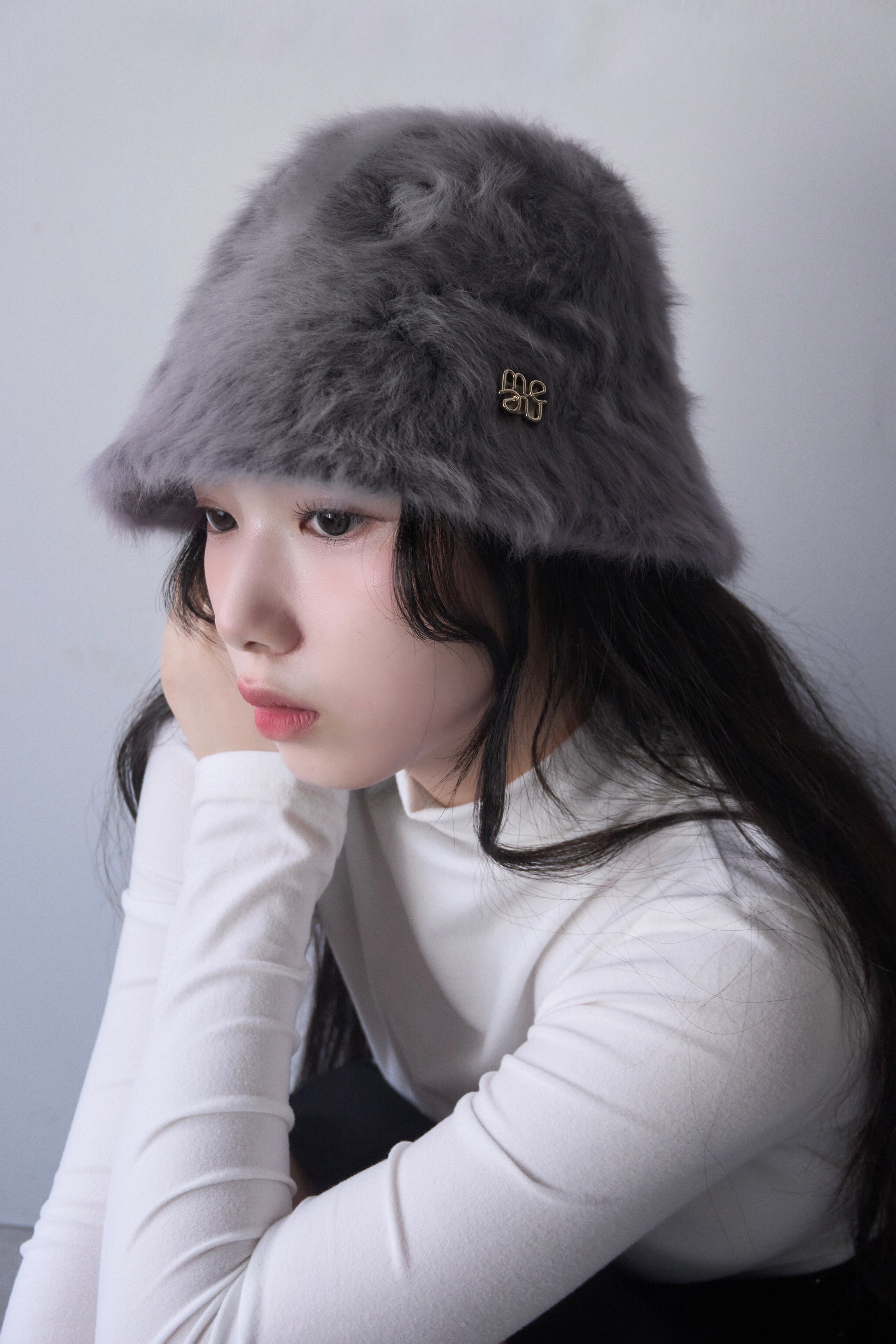 チャコールグレー