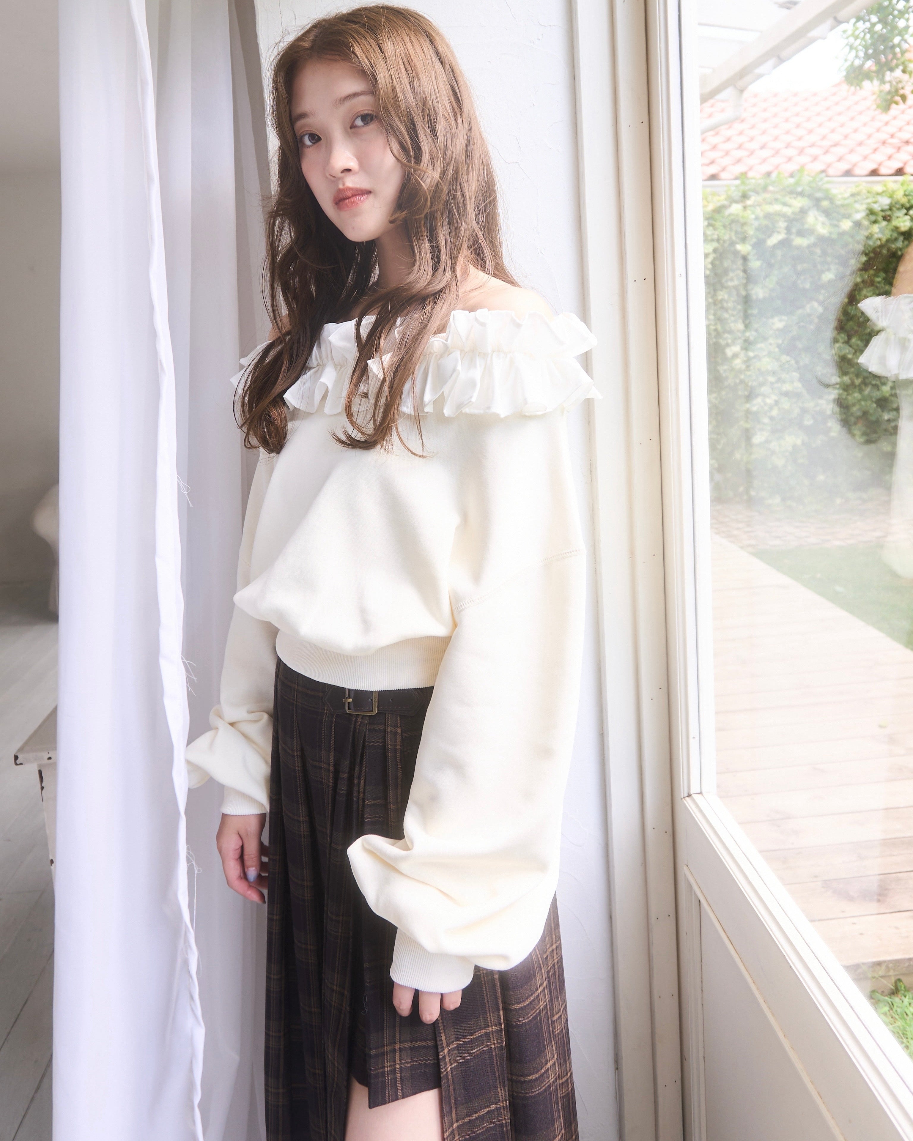 オフショルフリルスウェット