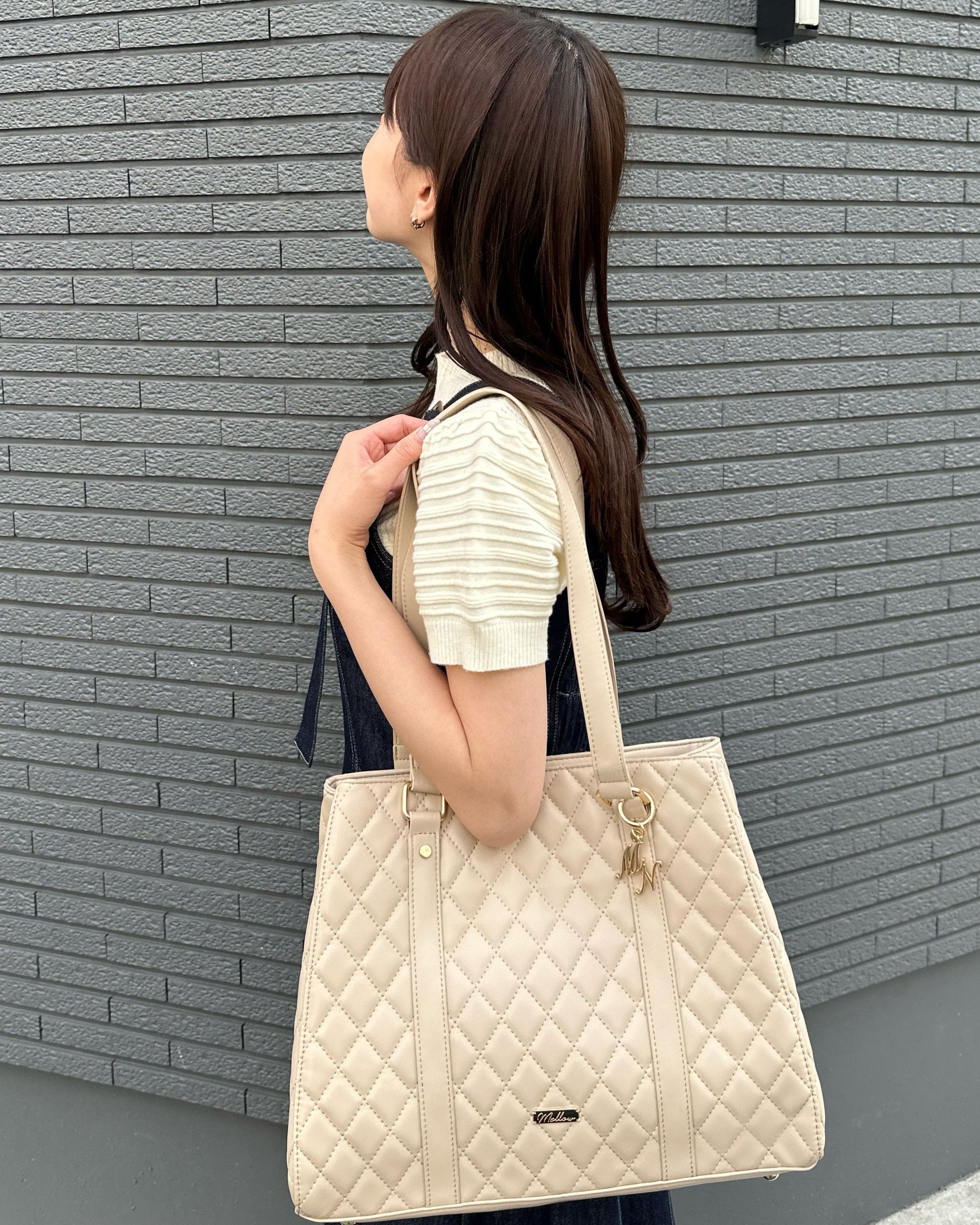 ベージュ