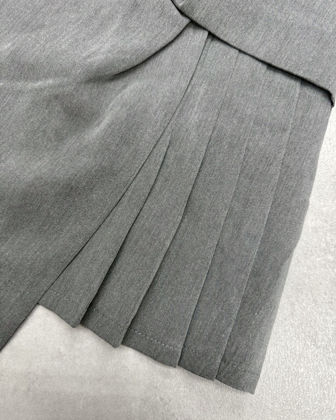 扭曲设计点百褶裙