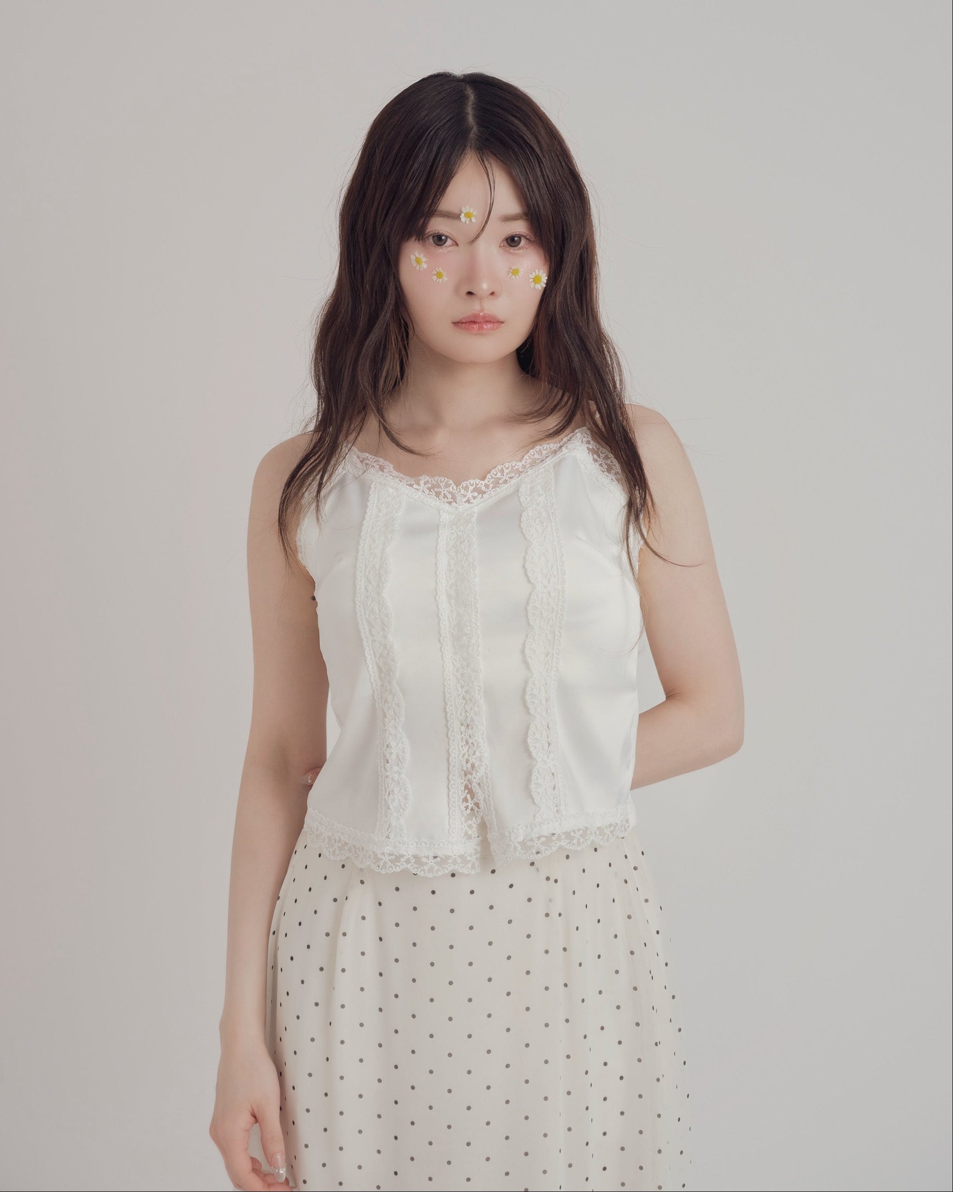 カップ付きサテンレースキャミソール