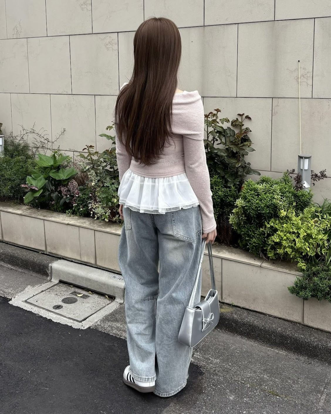 弯曲的侧口袋牛仔裤