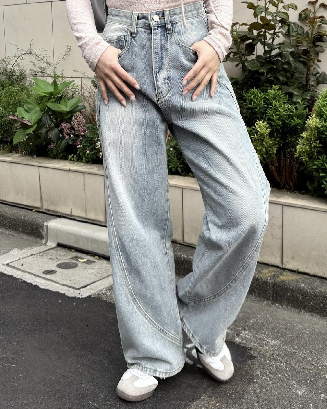側口袋彎曲的牛仔褲
