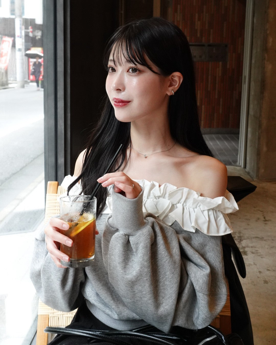 オフショルフリルスウェット