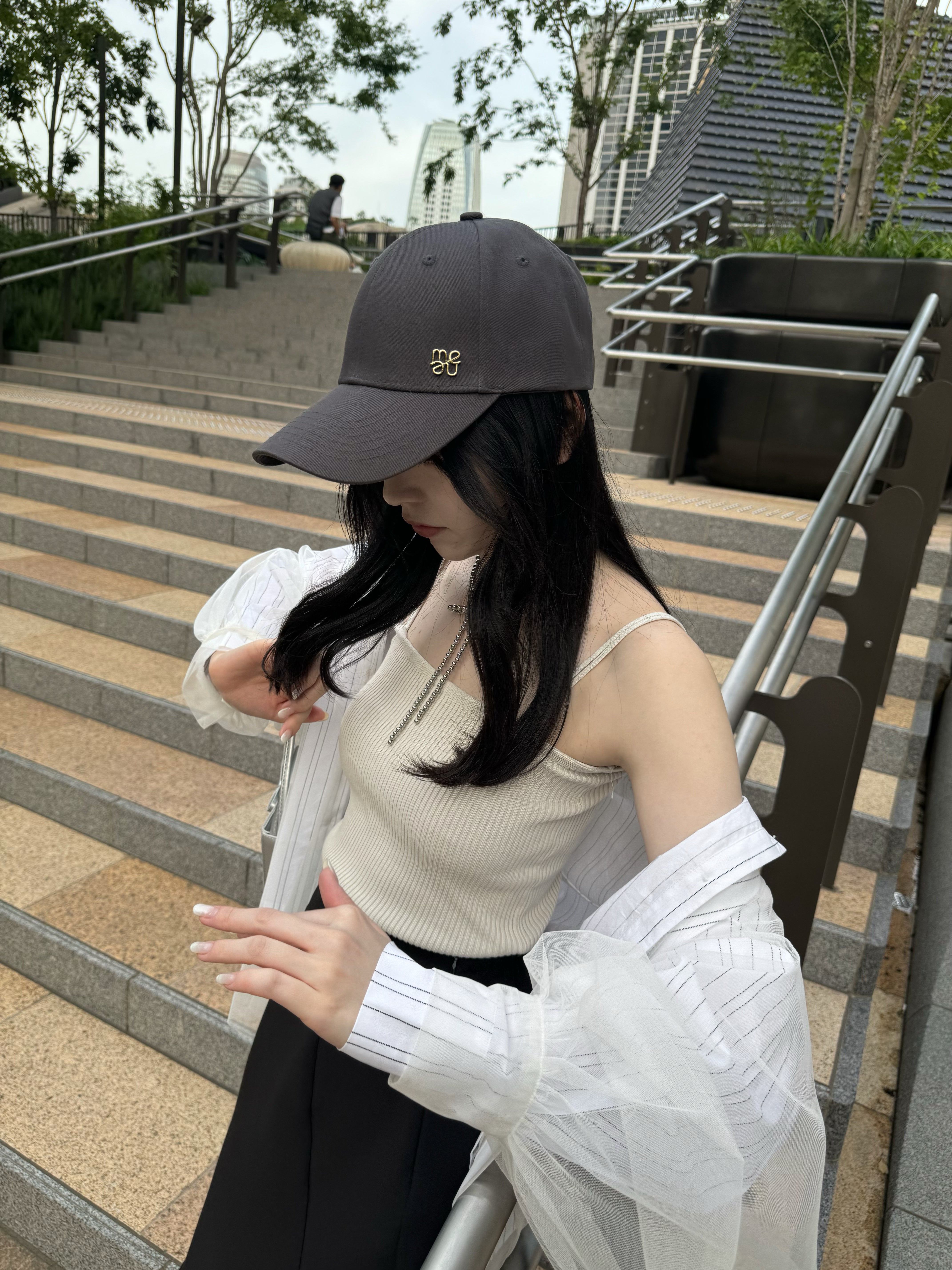チャコールグレー