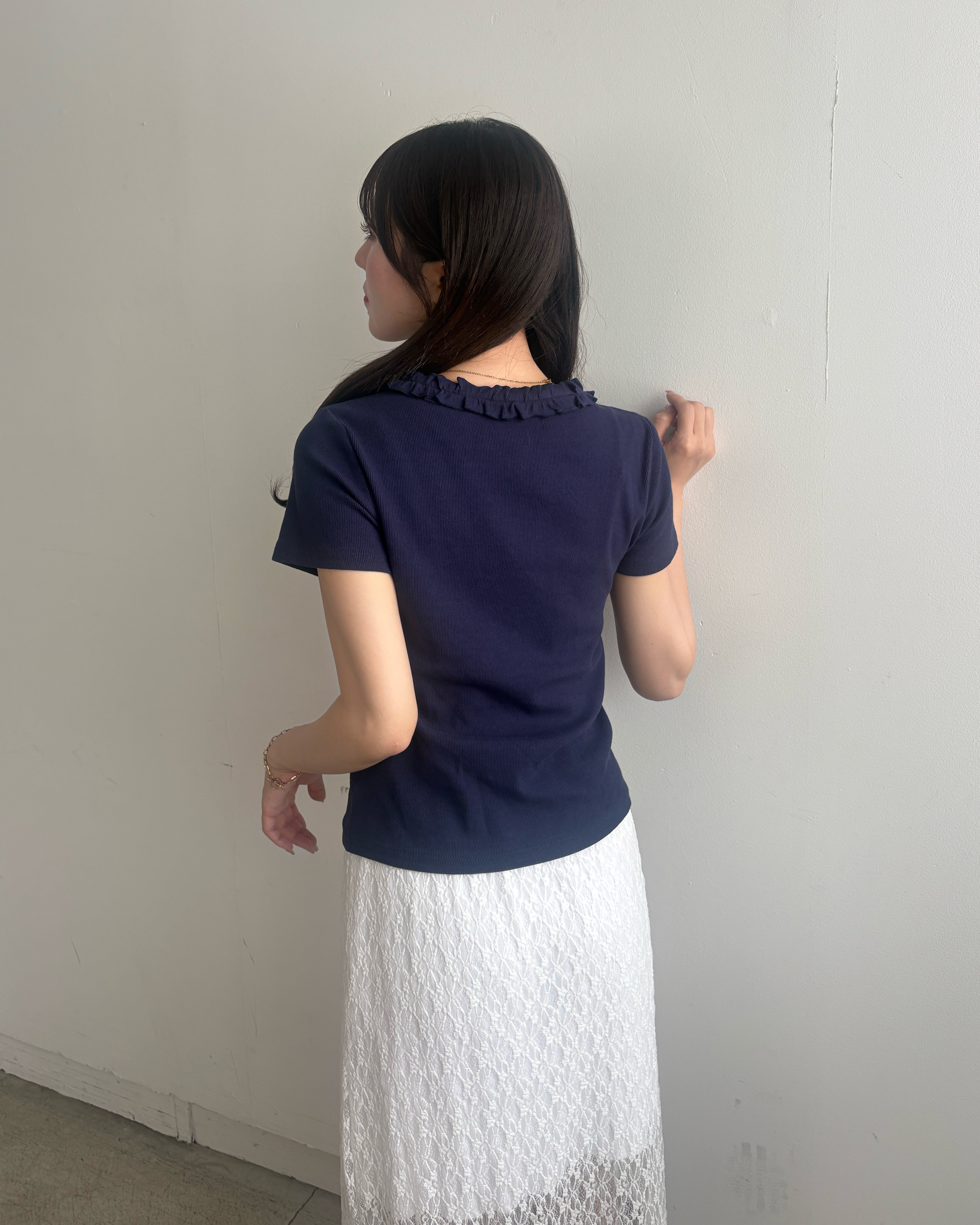 荷葉邊亨利脖子上衣