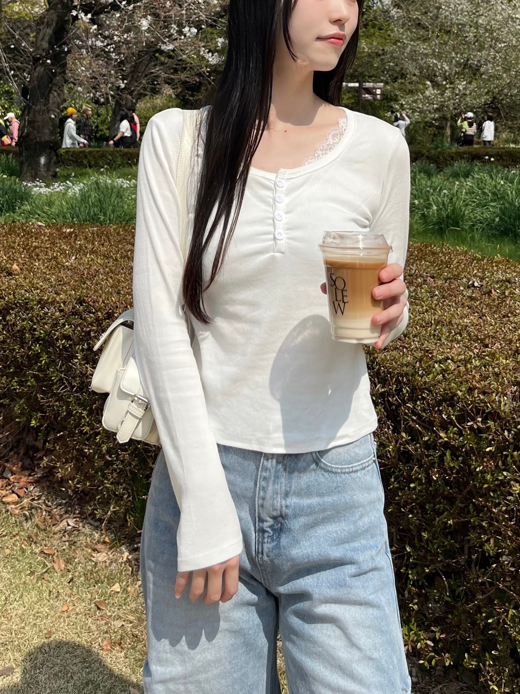 花邊亨利脖子上衣