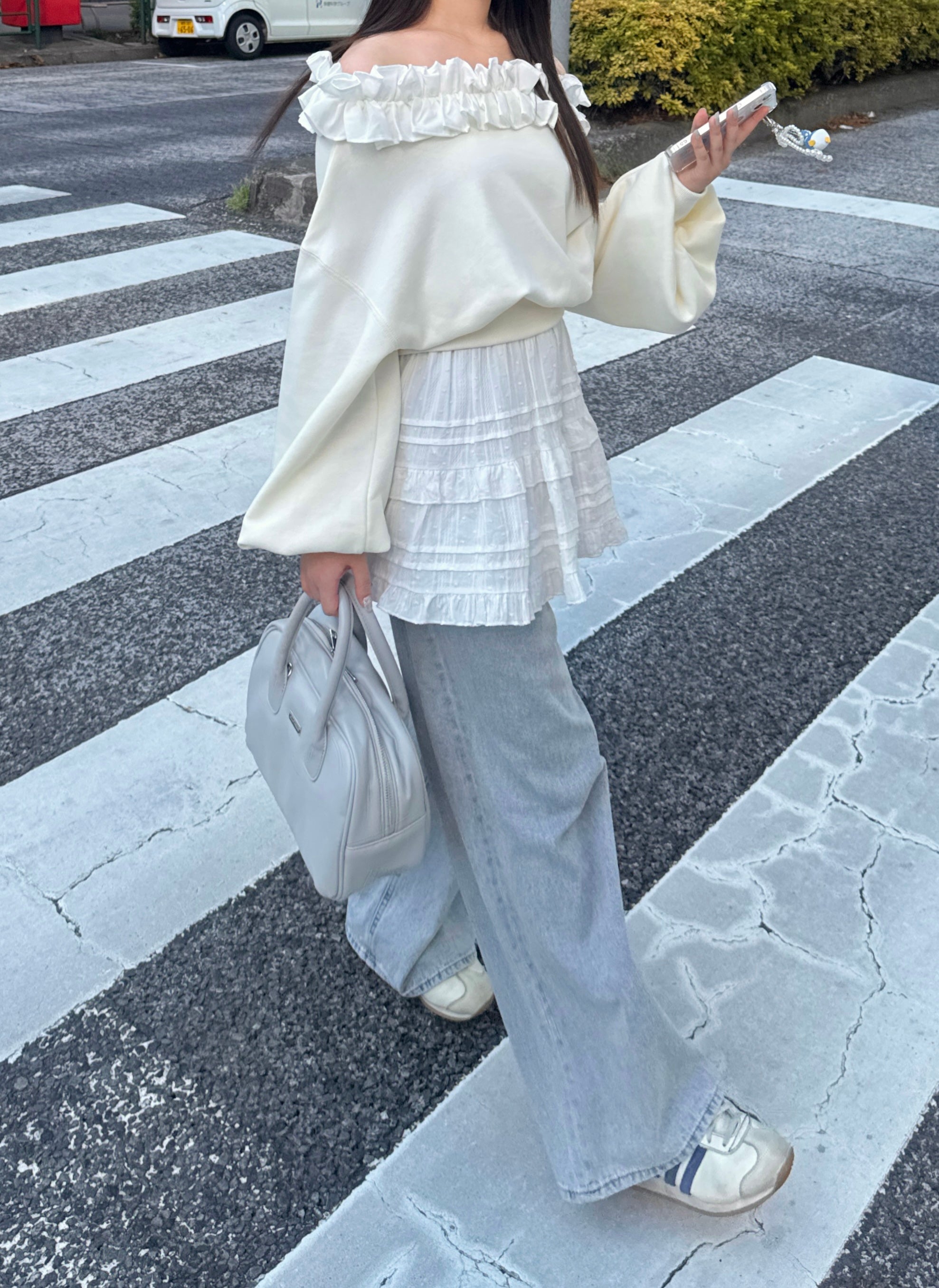 オフショルフリルスウェット