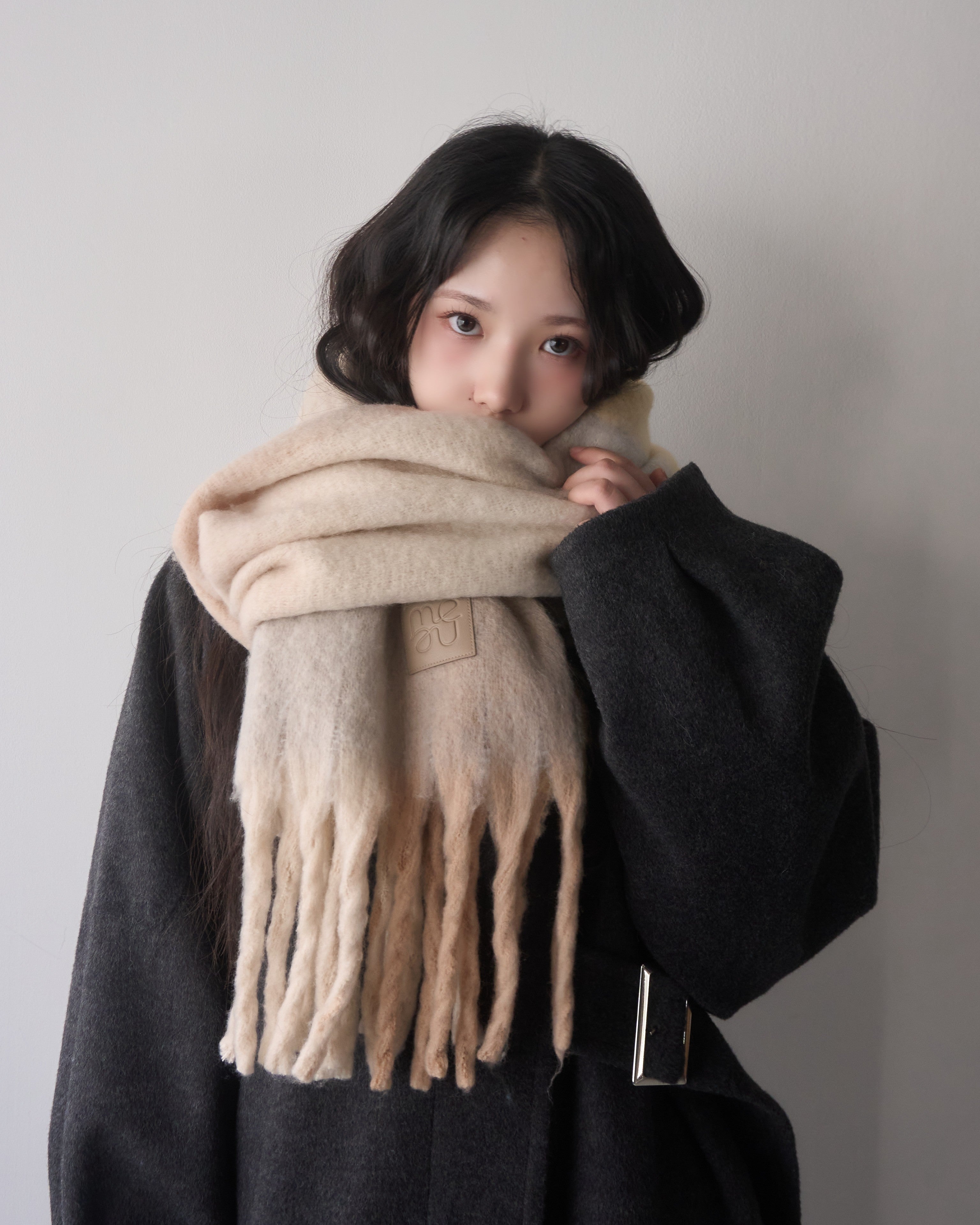 グレー