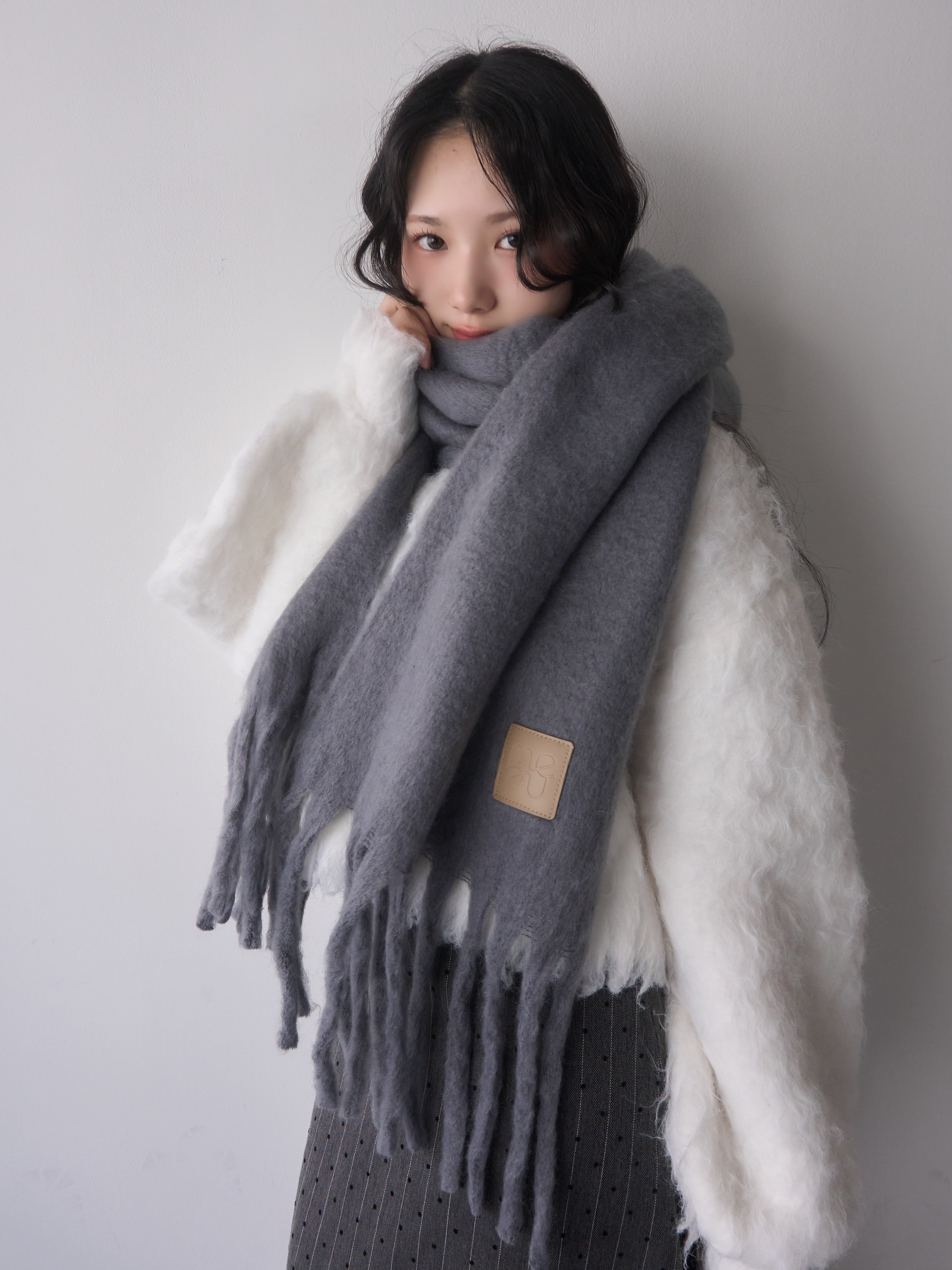 チャコールグレー