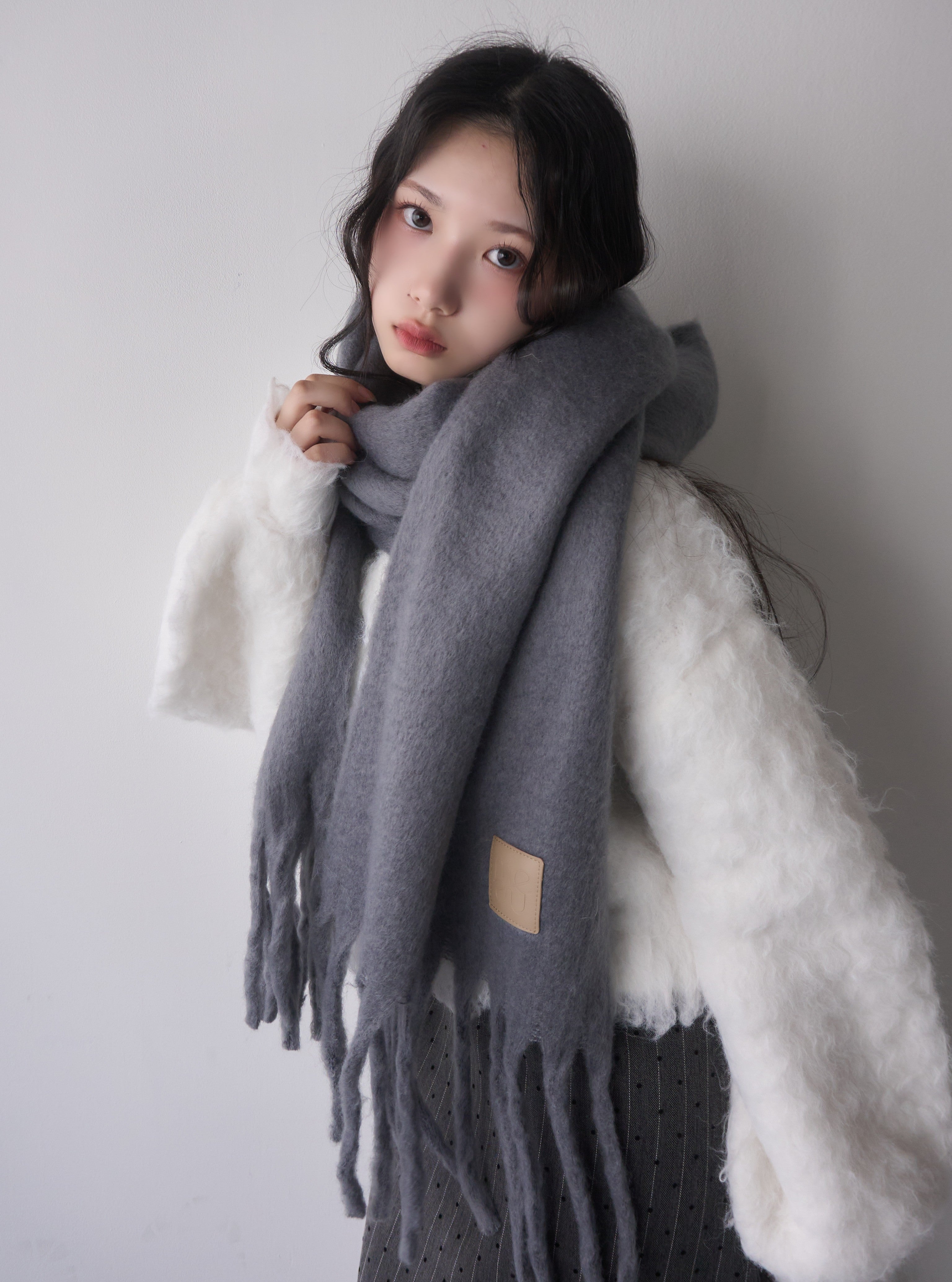 チャコールグレー