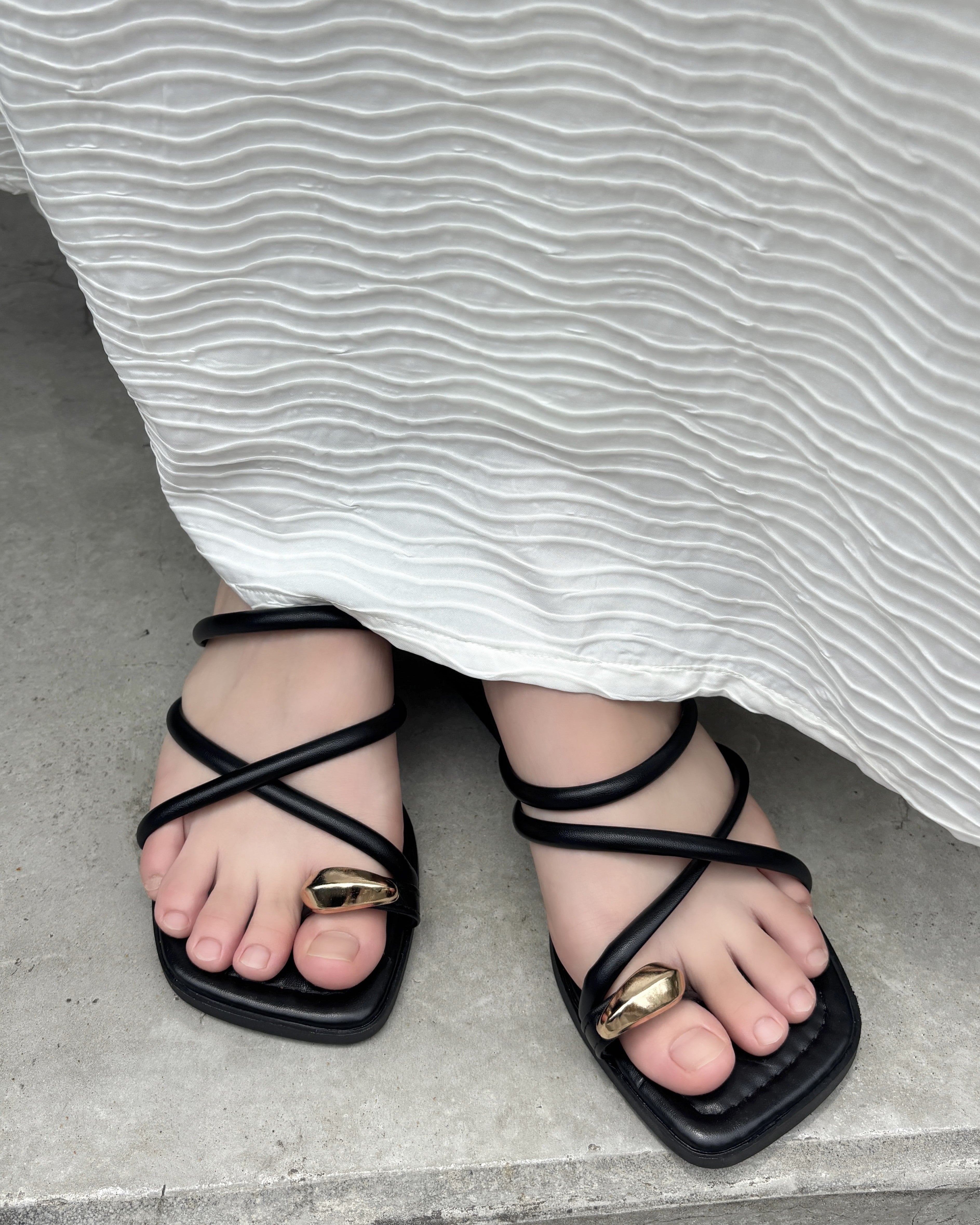 Metal ring sandals