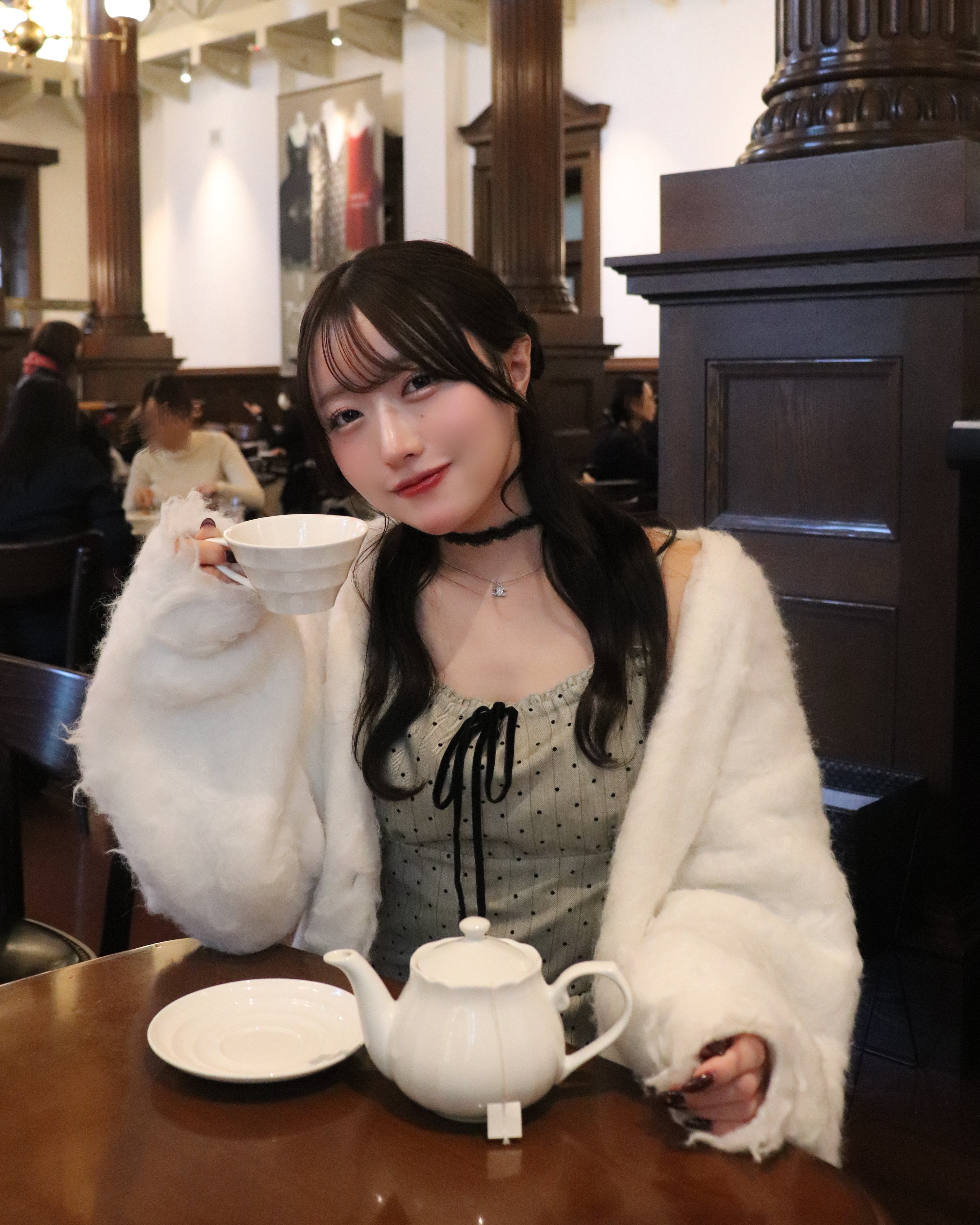 圆点蕾丝拼接吊带连衣裙