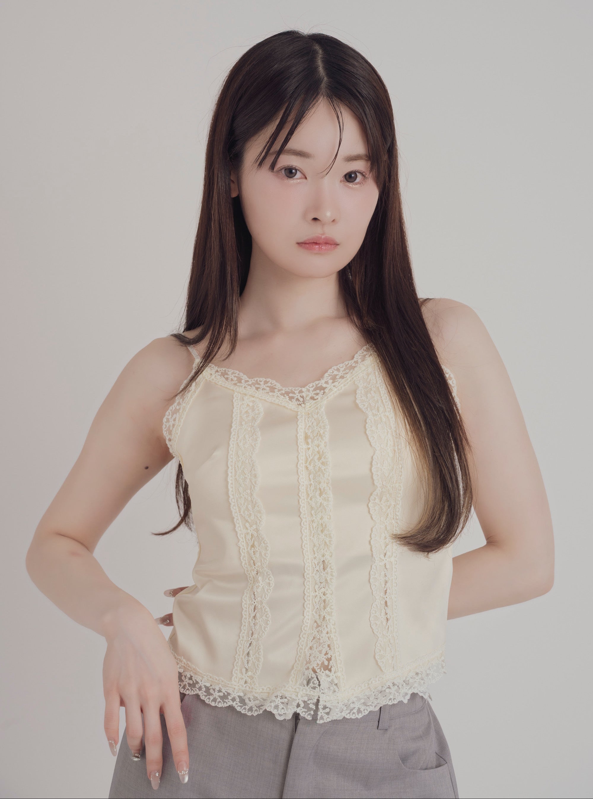 カップ付きサテンレースキャミソール