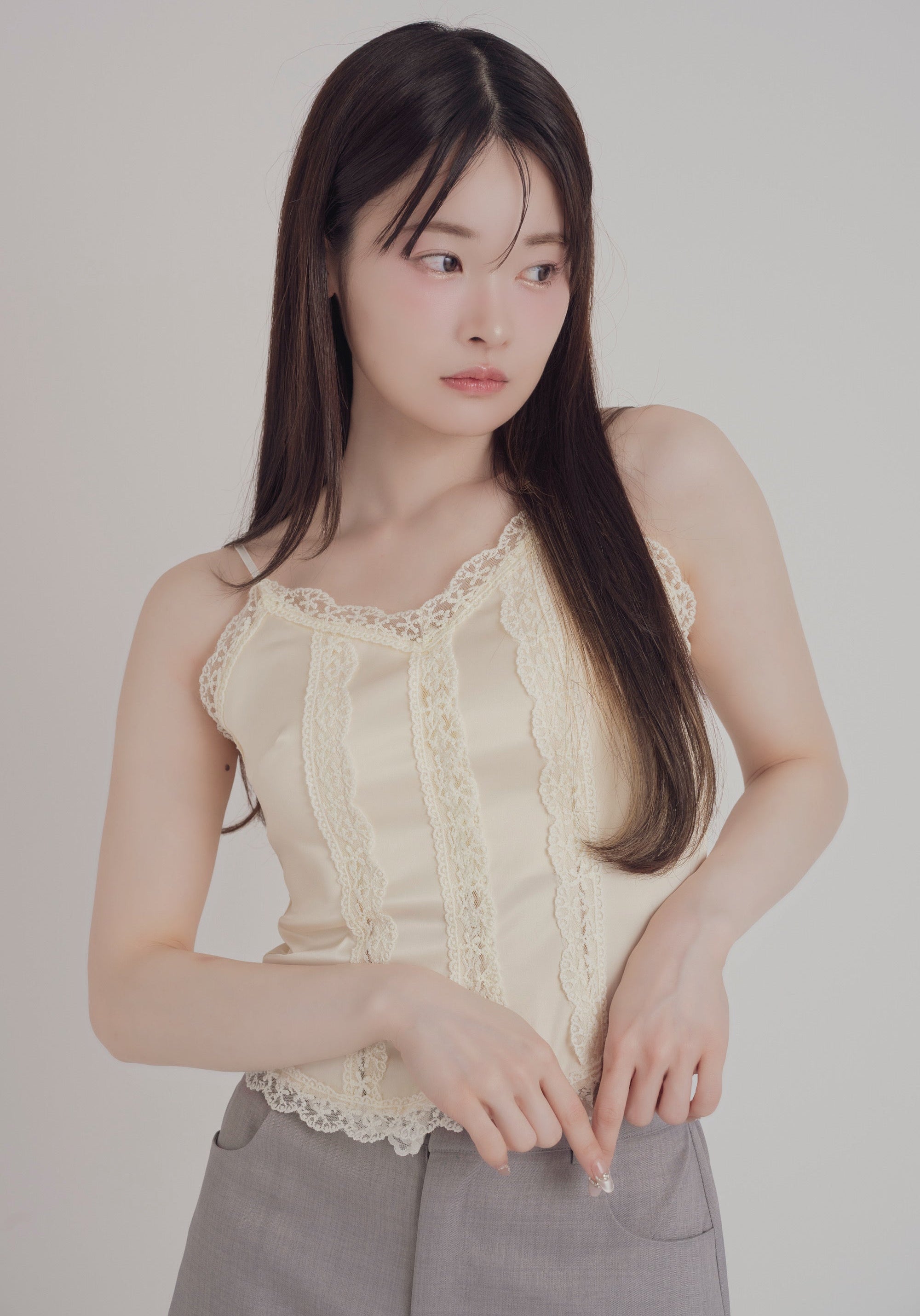 カップ付きサテンレースキャミソール