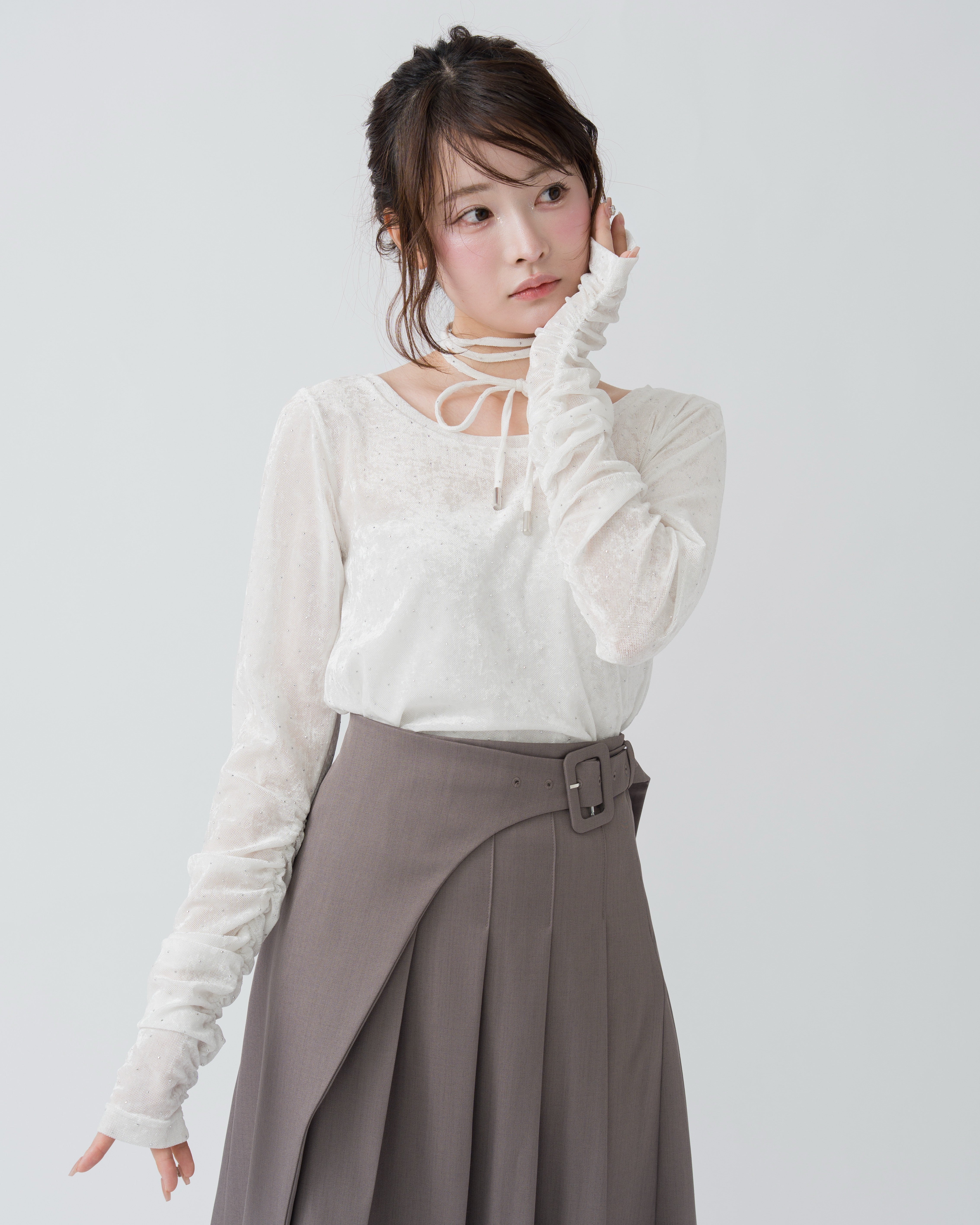 アイボリー ベロア調 シアーベロアビジュートップス｜MELLOWNEON (メロウネオン) 公式サイト