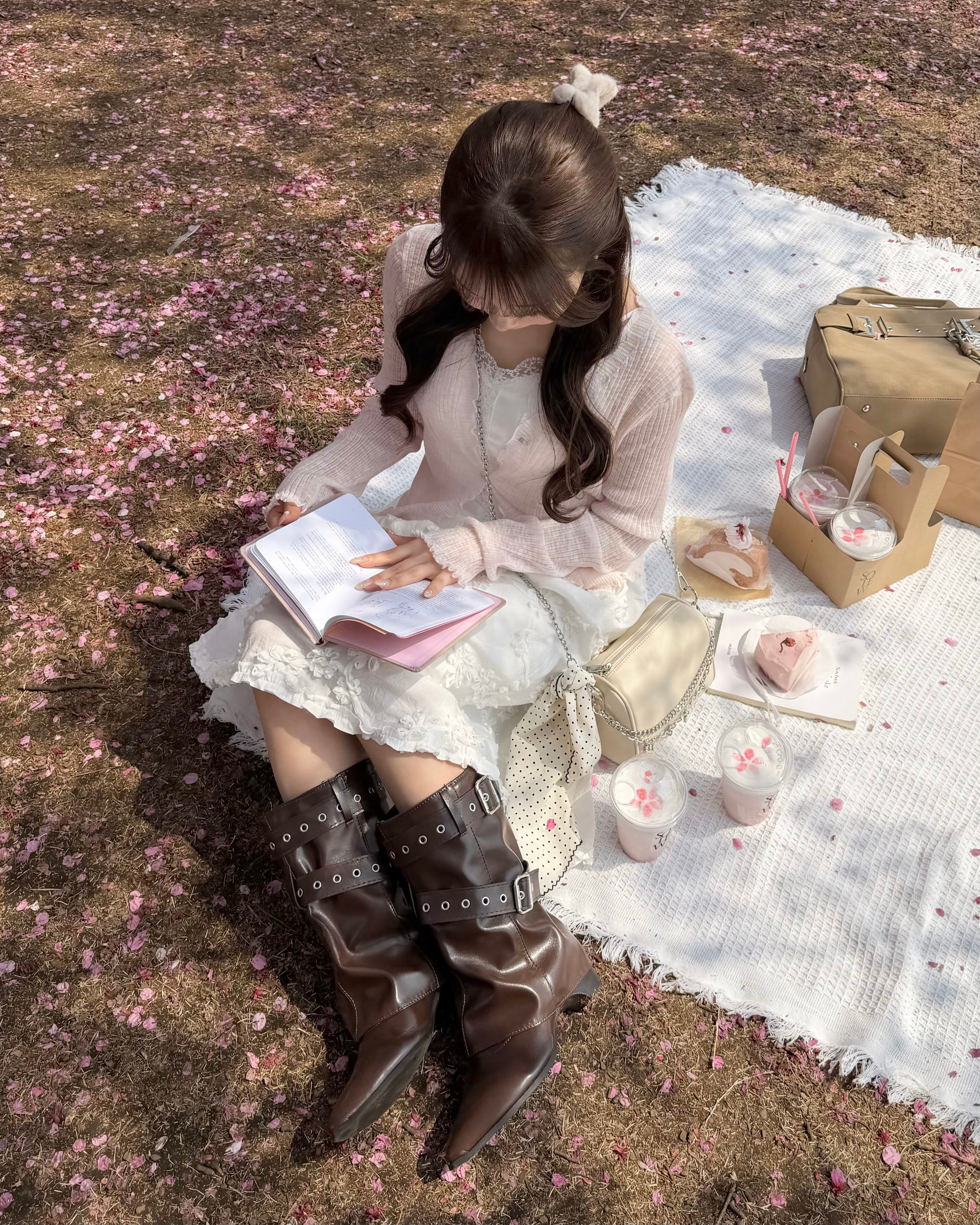 ベルトショートブーツ