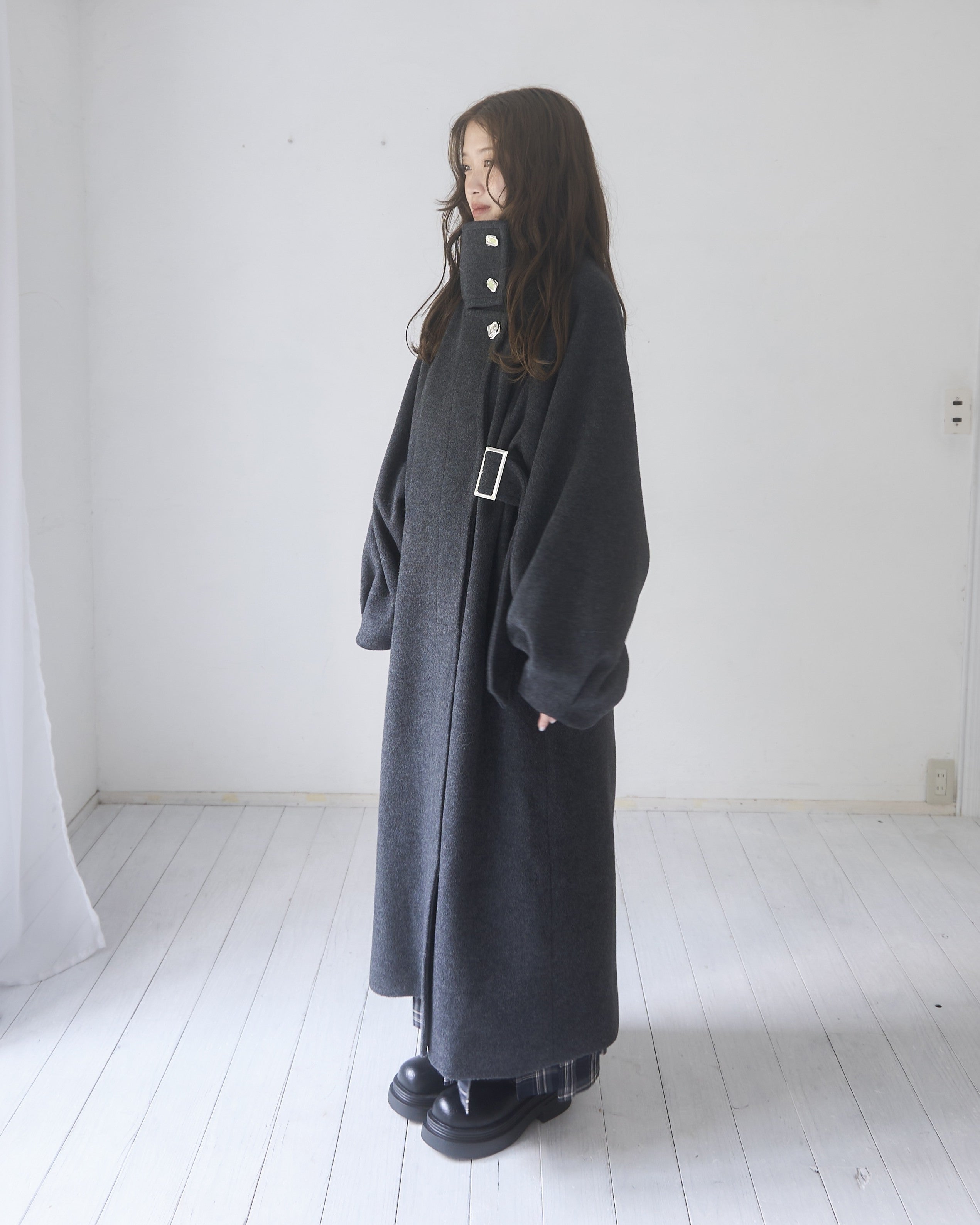 2wayスタンドカラーサイドベルトロングコート｜MELLOWNEON
