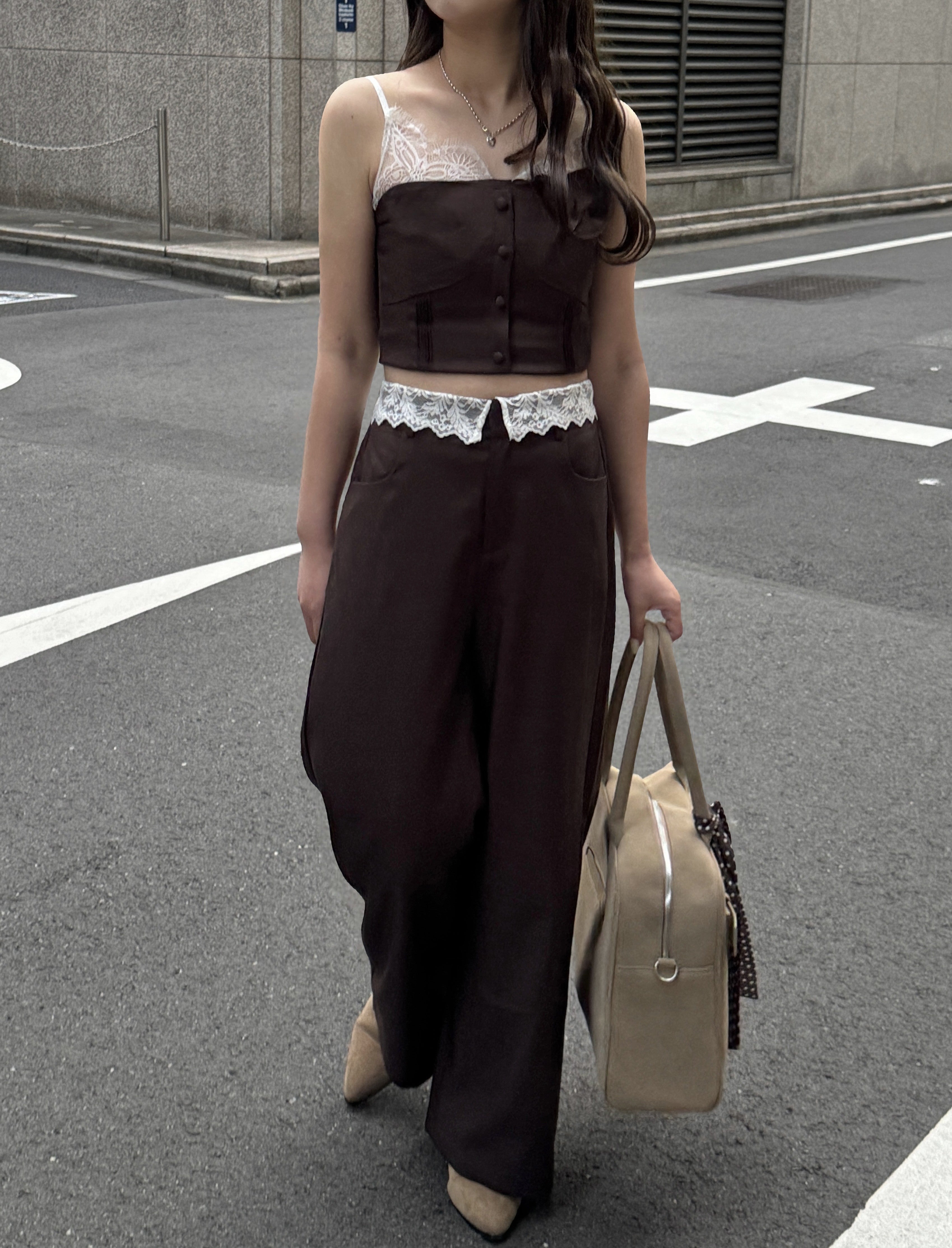 トップスは、裾側を内側に折り込んでも自然にご着用いただけます。