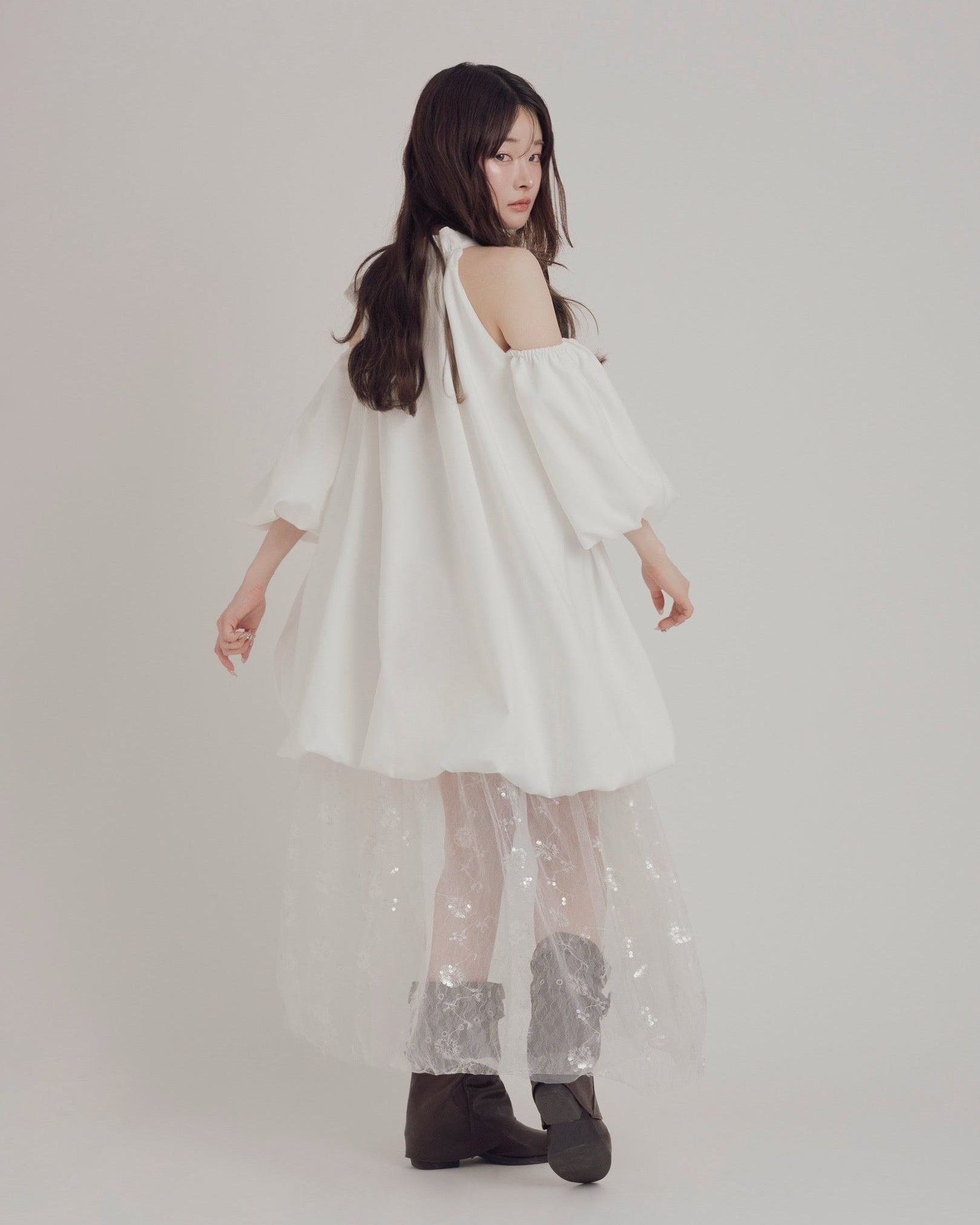 【ら♡】MELLOWNEON フリル付きベージュロングドレス NEW ARRIVAL｜MELLOWNEON (メロウネオン) 公式サイト