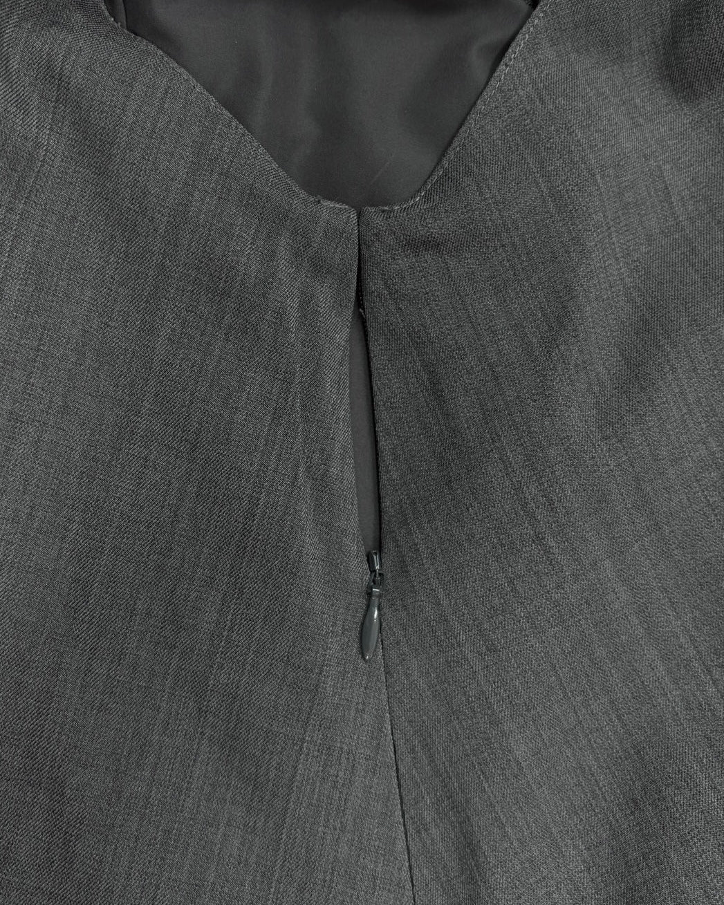 サイドにファスナー付き