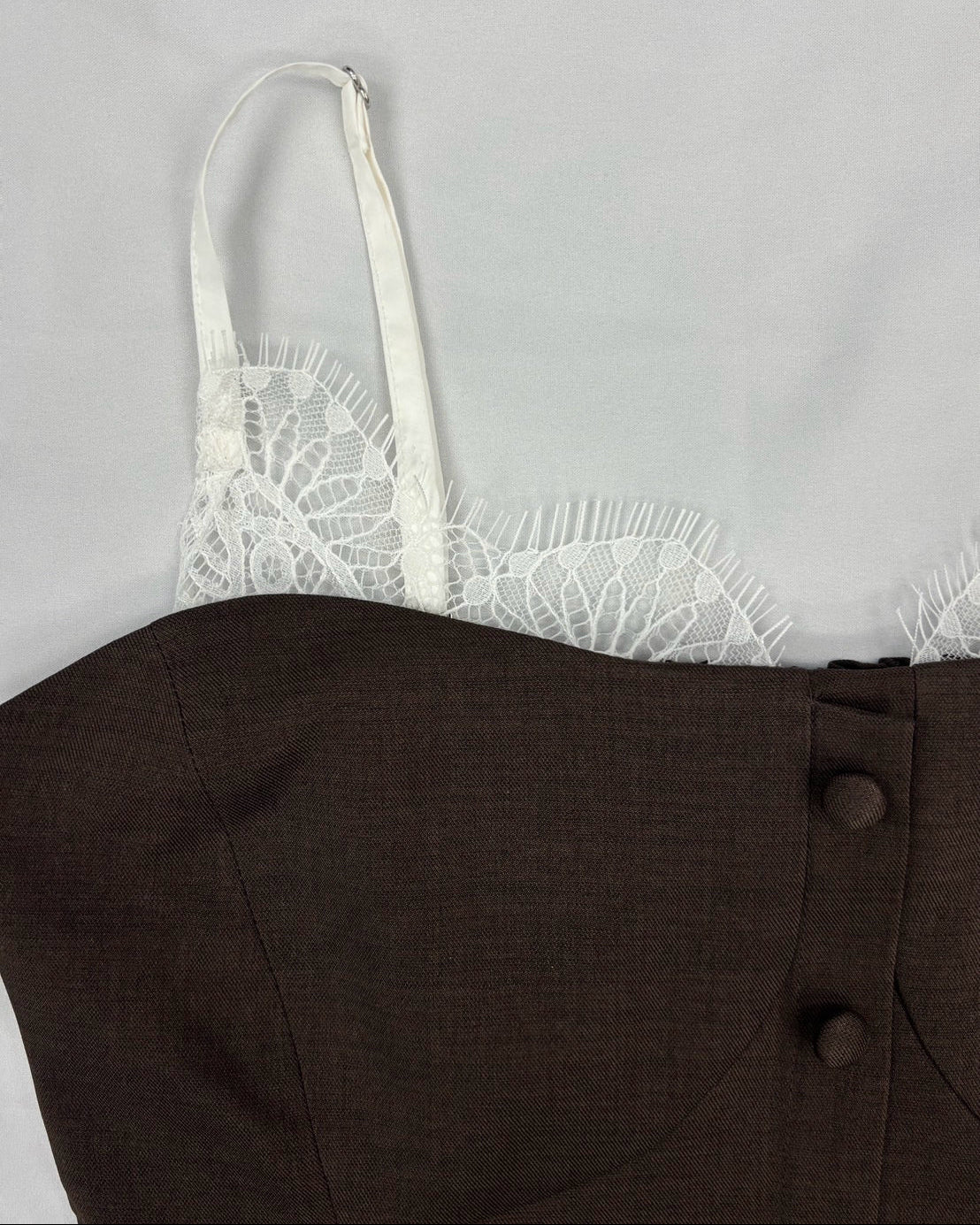 〈ビスチェ〉
肩紐はアジャスターで調節可能