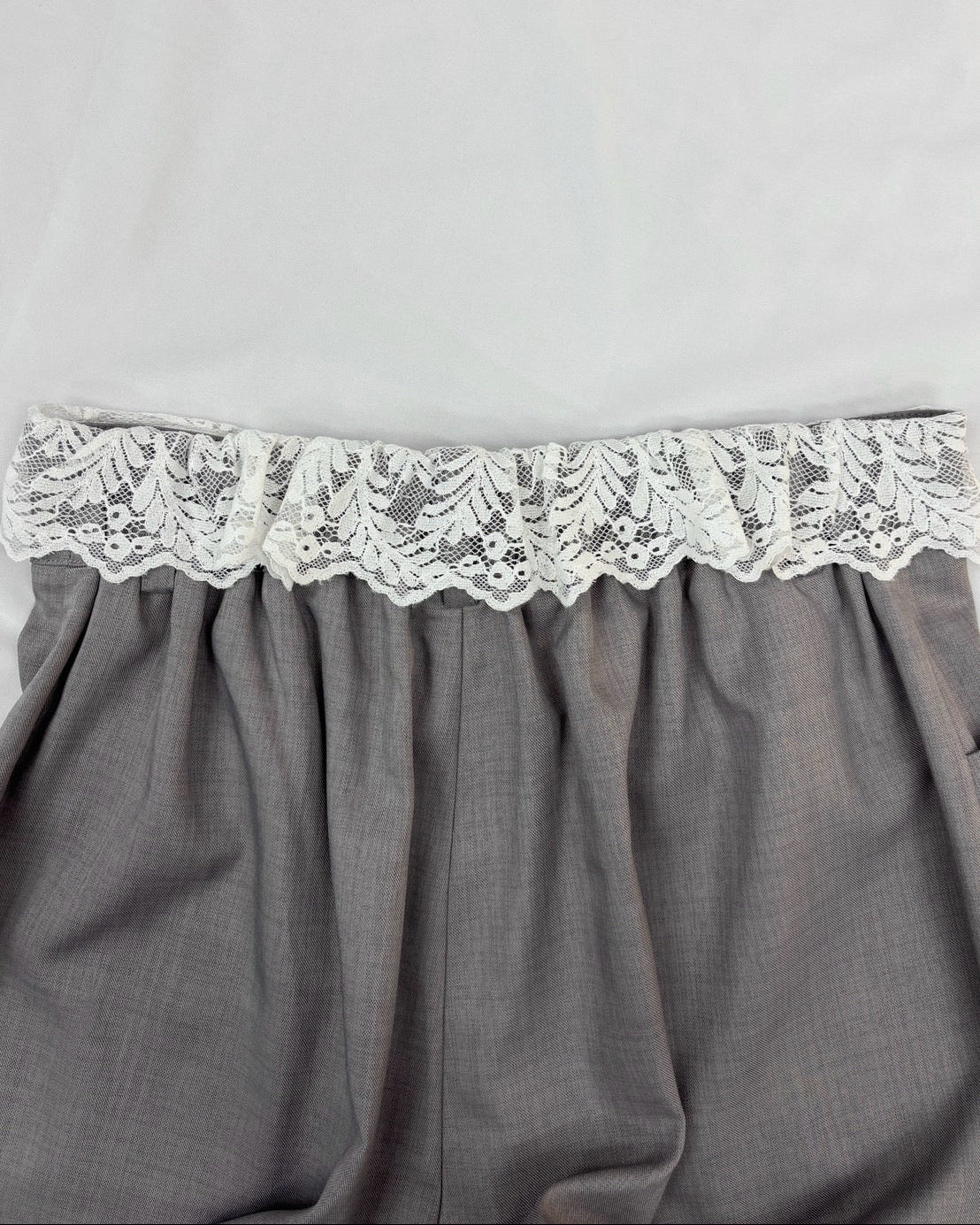 〈パンツ〉
後ろはゴム仕様