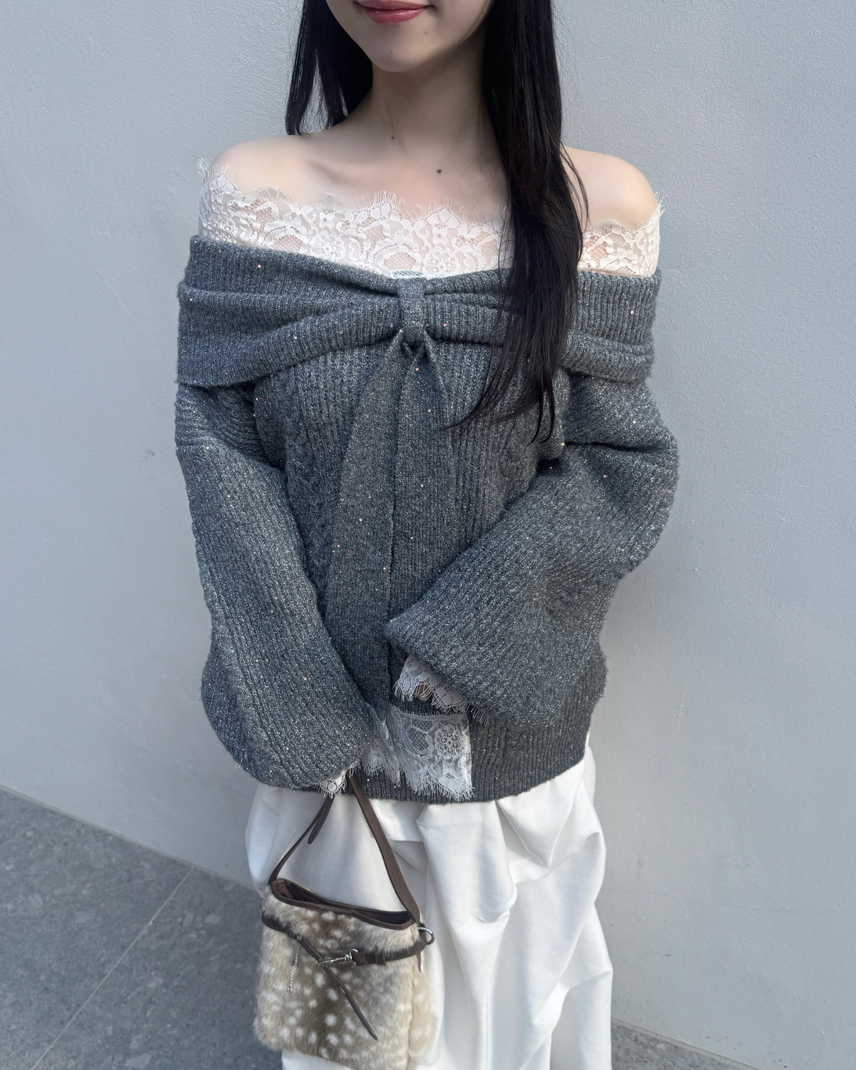 【予約】オフショルダーレースリボンラメニット