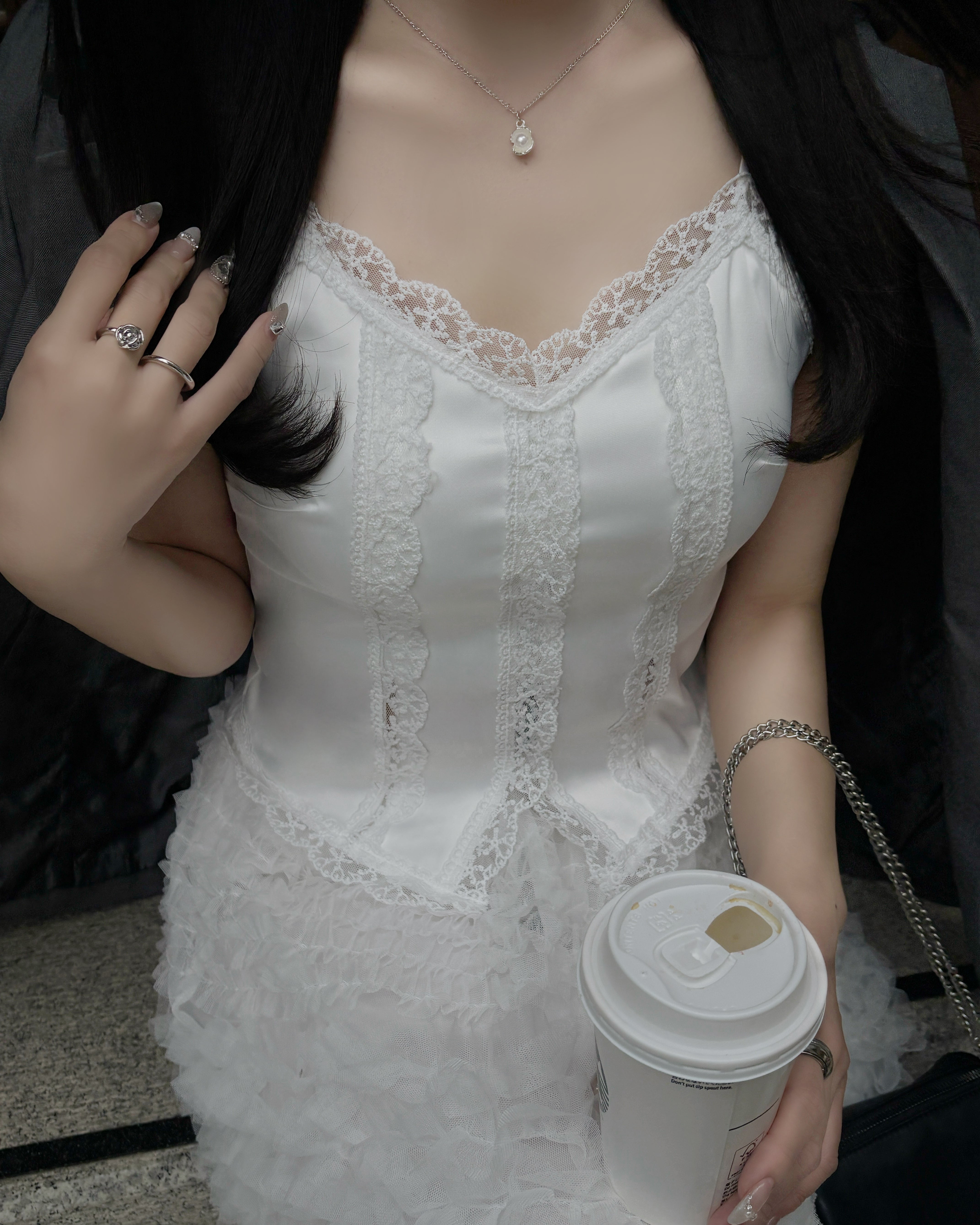 カップ付きサテンレースキャミソール